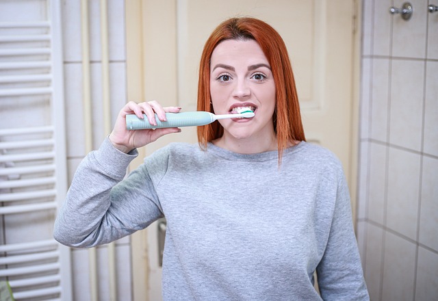 El blanqueador dental puede mejorar el color y la apariencia de los dientes, pero es importante usarlo con precaución.