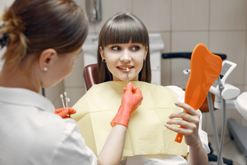 Blanqueamiento dental con carillas: Revitaliza tu sonrisa con carillas dentales personalizadas y mejora la apariencia de tus dientes de manera duradera y estética