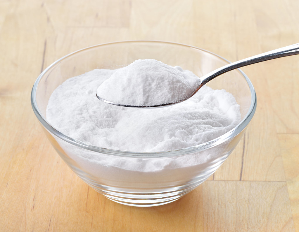 Pasta natural de bicarbonato de sodio y agua: una solución clásica para lograr un blanqueamiento dental efectivo.