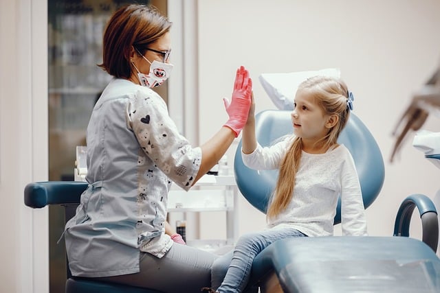 Los dentistas recomiendan buenos hábitos desde pequeños para blanquear los dientes. Una rutina de higiene diaria es un gran aliado desde edades tempranas.